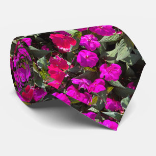 Abstrakte Geschenkidee mit rosa Blumenkunst für di Krawatte