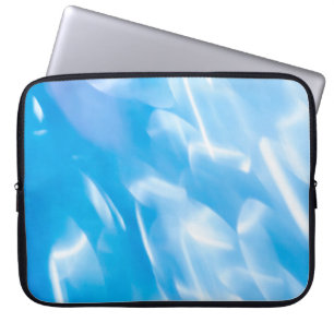 Abstrakte Glitterlichter auf blauem Hintergrund. R Laptopschutzhülle