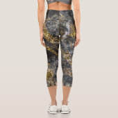 Abstrakte goldene Glitzern-Felsstruktur Capri Leggings (Rückseite)