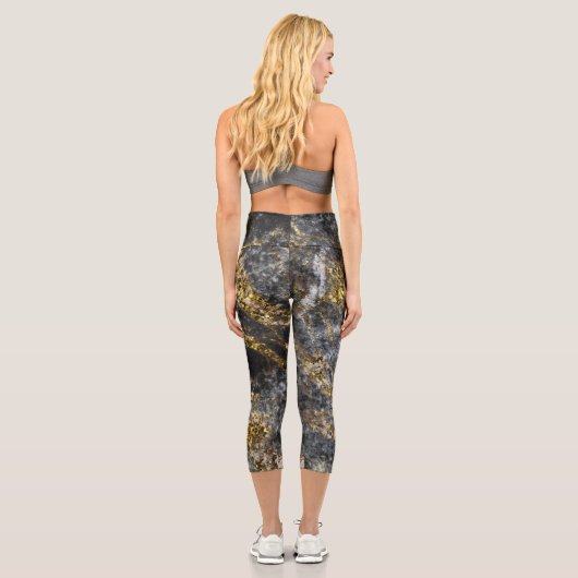 Abstrakte goldene Glitzern-Felsstruktur Capri Leggings (Rückseite)