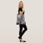 Abstrakte Grafik in Grau und Rosa Tasche (Am Model)