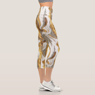 Abstrakte graue Marmortextur mit fließendem Gold Capri Leggings