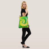 Abstrakte grüne gelbe Spiralkunst Tasche (Am Model)