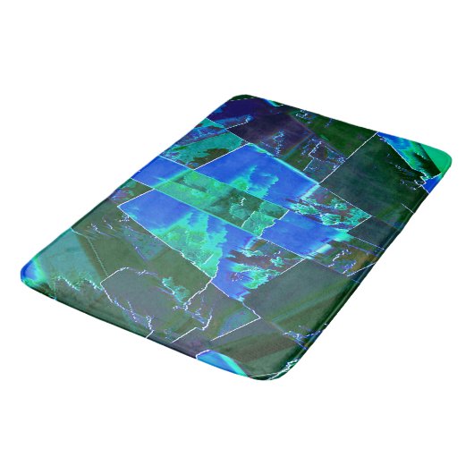 Abstrakte grüne Weideflächen und blauer Himmel, ei Badematte (Schrägansicht)