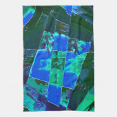 Abstrakte grüne Weideflächen und blauer Himmel, ei Geschirrtuch (Vertikal)