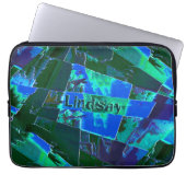 Abstrakte grüne Weideflächen und blauer Himmel, ei Laptopschutzhülle (Vorderseite)