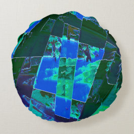 Abstrakte grüne Weideflächen und blauer Himmel, ei Rundes Kissen