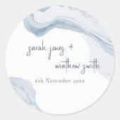 Abstrakte Hochzeit am Strand von Blue Coastal Runder Aufkleber (Vorderseite)