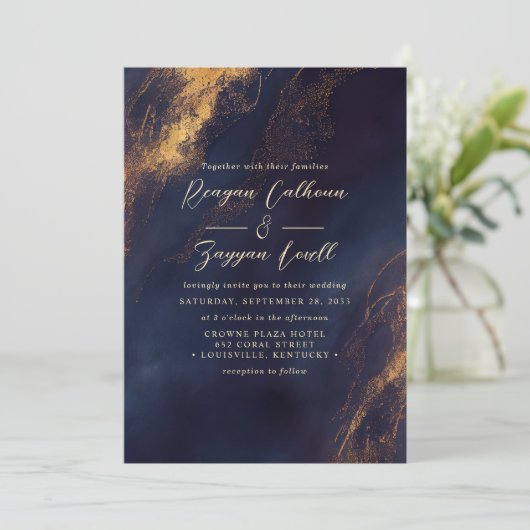 Abstrakte Hochzeit von Navy Blue und Gold Calligra Einladung (Stehend Vorderseite)