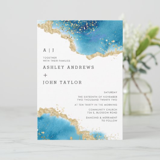 Abstrakte Hochzeitseinladung in Ocean Blue und Gol Einladung (Stehend Vorderseite)