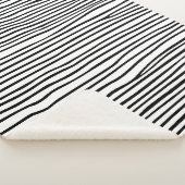 Abstrakte horizontale Linien_schwarz Sherpadecke (3/4)