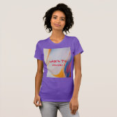 "Abstrakte Intrigen: Typografie auf W T-Shirt (Vorne ganz)