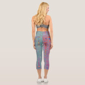 Abstrakte Kaleidoskopische Retro Boomerang Waves Capri Leggings (Rückseite)