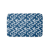 Abstrakte Korallenwiederholmuster in Blau und Weiß Badematte (Vorderseite)