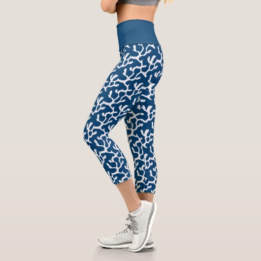 Abstrakte Korallenwiederholmuster in Blau und Weiß Capri Leggings (Links)