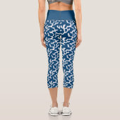 Abstrakte Korallenwiederholmuster in Blau und Weiß Capri Leggings (Rückseite)