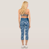 Abstrakte Korallenwiederholmuster in Blau und Weiß Capri Leggings (Rückseite)