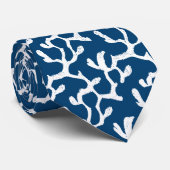 Abstrakte Korallenwiederholmuster in Blau und Weiß Krawatte (Gerollt)