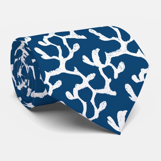 Abstrakte Korallenwiederholmuster in Blau und Weiß Krawatte (Gerollt)