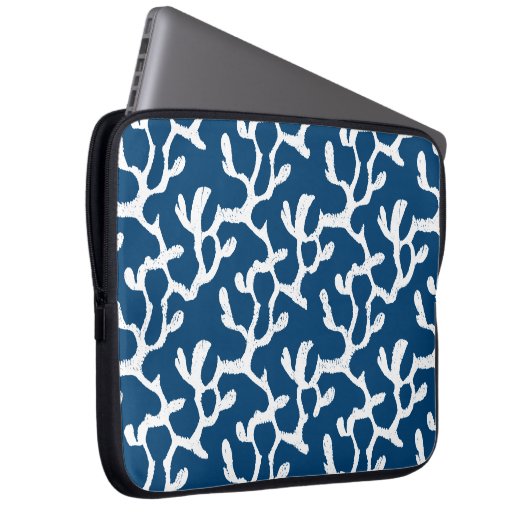 Abstrakte Korallenwiederholmuster in Blau und Weiß Laptopschutzhülle (Vorne Rechts)