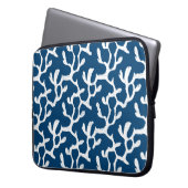 Abstrakte Korallenwiederholmuster in Blau und Weiß Laptopschutzhülle (Vorderseite Links)