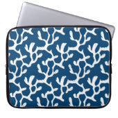 Abstrakte Korallenwiederholmuster in Blau und Weiß Laptopschutzhülle (Vorderseite)