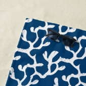 Abstrakte Korallenwiederholmuster in Blau und Weiß Strandtuch (Beispiel)