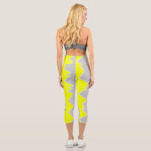 Abstrakte Kunst Blassgraue gelbe Holzkohle Grau Capri Leggings (Rückseite)