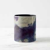 Abstrakte Kunst im Ozean Zweifarbige Tasse (Mittel)