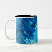 Abstrakte Kunst in Blau und Weiß Zweifarbige Tasse (Links)