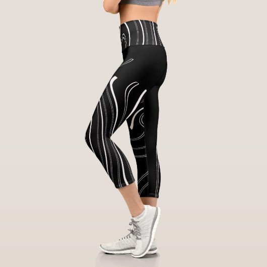 Abstrakte Kunst Schwarz-weiße Linien Twirt Minimal Capri Leggings (Links)