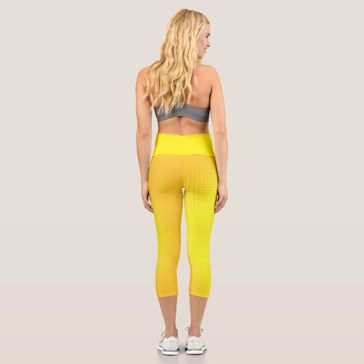 Abstrakte Kunsttextur Sonnige Happy Yellow Orange Capri Leggings (Rückseite)