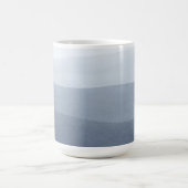 Abstrakte Landschaft in Blau-Grau Kaffeetasse (Mittel)