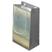 Abstrakte Landschaft mit überwältigender Himmel Kleine Geschenktüte (Rückseite Schrägansicht)