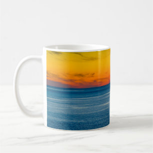 Abstrakte lange Belichtungszeit mit absichtlichem Kaffeetasse