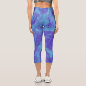 Abstrakte Lila Blaue Diffusion Capri Leggings (Rückseite)