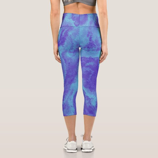 Abstrakte Lila Blaue Diffusion Capri Leggings (Rückseite)