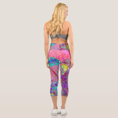 Abstrakte Lila und Blue Hydrangea mit Magenta Capri Leggings (Rückseite)
