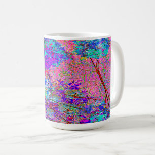 Abstrakte Lila und Blue Hydrangea mit Magenta Kaffeetasse