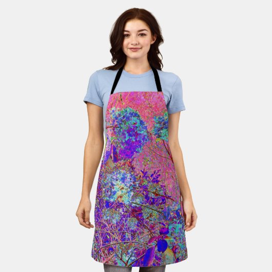 Abstrakte Lila und Blue Hydrangea mit Magenta Schürze (Getragen)