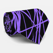 Abstrakte Linien - Blaues Violett auf schwarz Krawatte (Gerollt)