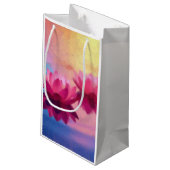 Abstrakte Lotus-Blume Kleine Geschenktüte (Rückseite Schrägansicht)