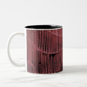 Abstrakte Malerei eines Magenta Pink Cobweb Zweifarbige Tasse