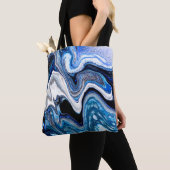 Abstrakte Marmor-Flüssigtextur in silberweißer Gla Tasche (Von Nahem)