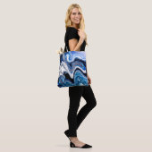 Abstrakte Marmor-Flüssigtextur in silberweißer Gla Tasche (Am Model)