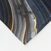 Abstrakte Marmormalerei in Navy Blue und Gold Fleecedecke (Ecke)