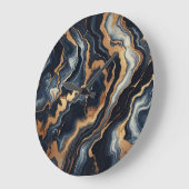 Abstrakte Marmormalerei in Navy Blue und Gold Große Wanduhr (Winkel)