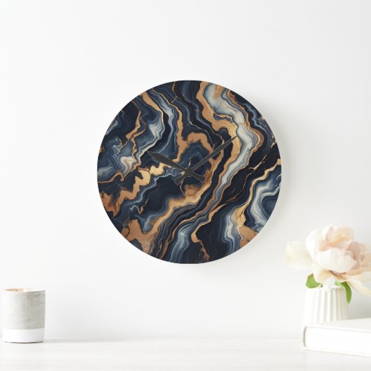 Abstrakte Marmormalerei in Navy Blue und Gold Große Wanduhr (Zuhause)