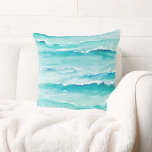 Abstrakte Meereswellen Küsten Kissen<br><div class="desc">Bringen Sie Ihrem Zuhause einen kleinen Strand mit diesem großen Baumwollkissen mit abstrakten Meereswellen in Meerestönen,  Türkis und Blau. Ideal für die Wohngestaltung zu den Themen Strand,  Küste,  Wassersport und Tropen.</div>