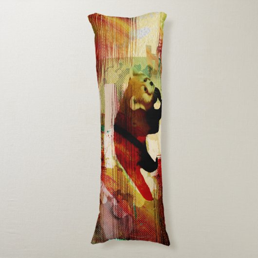 Abstrakte Mischmediumkunstcollage des roten Pandas Seitenschläferkissen (Vorderseite Vertikal)